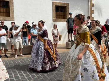 Pasacalle de visita a las calles engalanadas