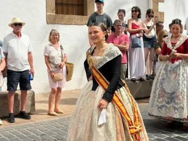 Pasacalle de visita a las calles engalanadas