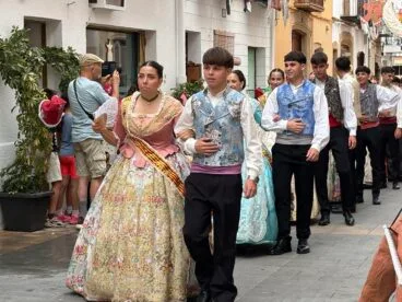 Pasacalle de visita a las calles engalanadas