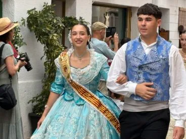 Pasacalle de visita a las calles engalanadas