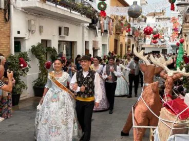 Pasacalle de visita a las calles engalanadas