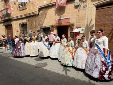Pasacalle de visita a las calles engalanadas