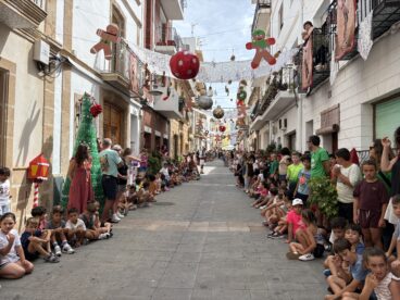 Calle Jesús Nazareno decorada de Polo Norte