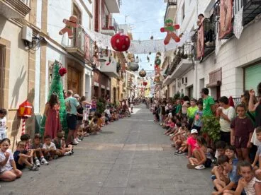 Calle Jesús Nazareno decorada de Polo Norte