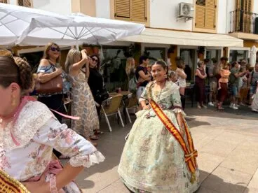 Pasacalle de visita a las calles engalanadas