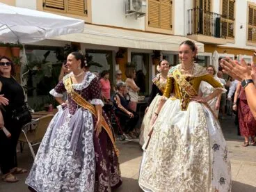 Pasacalle de visita a las calles engalanadas