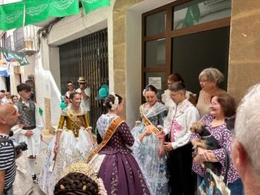 Pasacalle de visita a las calles engalanadas