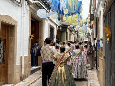 Pasacalle a las calles engalanadas