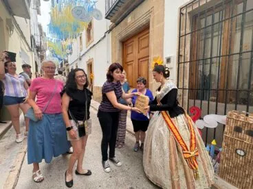 Pasacalle de visita a las calles engalanadas