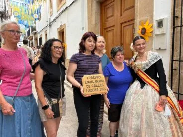 Sofía Buigues, regina de Fogueres 2026 entrega el primer premio a la calle engalanada
