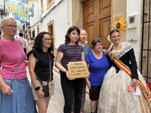 Imagen: Sofía Buigues, regina de Fogueres 2026 entrega el primer premio a la calle engalanada