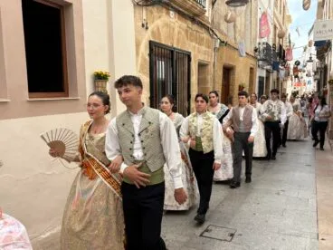 Pasacalle de visita a las calles engalanadas
