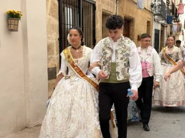 Pasacalle de visita a las calles engalanadas