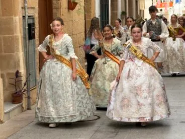 Pasacalle de visita a las calles engalanadas