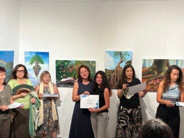Una alumna recoge el diploma de fin de curso de pintura