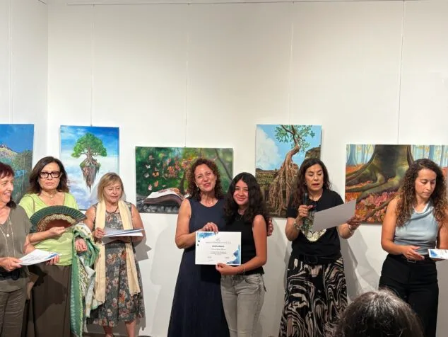 Imagen: Una alumna recoge el diploma de fin de curso de pintura