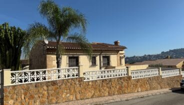 Jardín, varias terrazas y una pérgola de aparcamiento de 26 m²