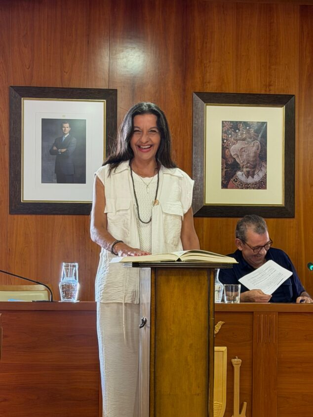 Imagen: La edil popular Mª Rosa Torres en la toma de posesión