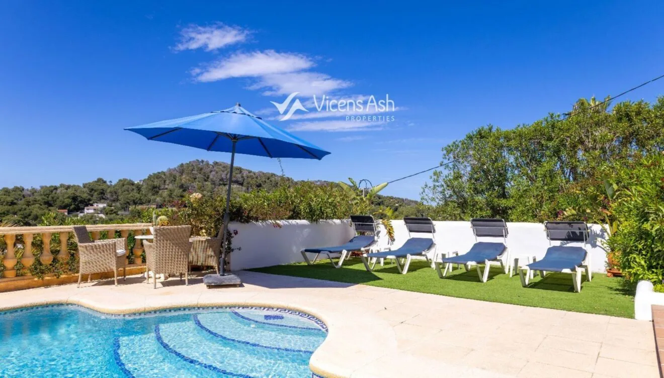 La piscina privada rodeada de terrazas soleadas