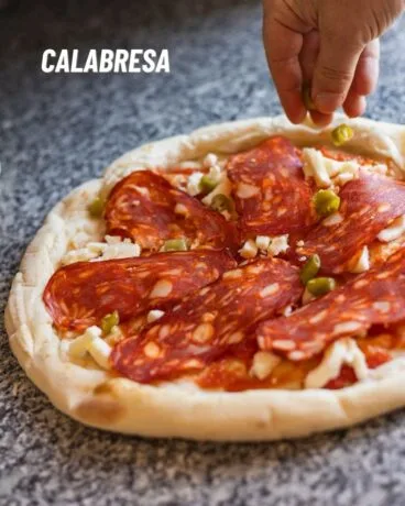 La pizza Calabresa