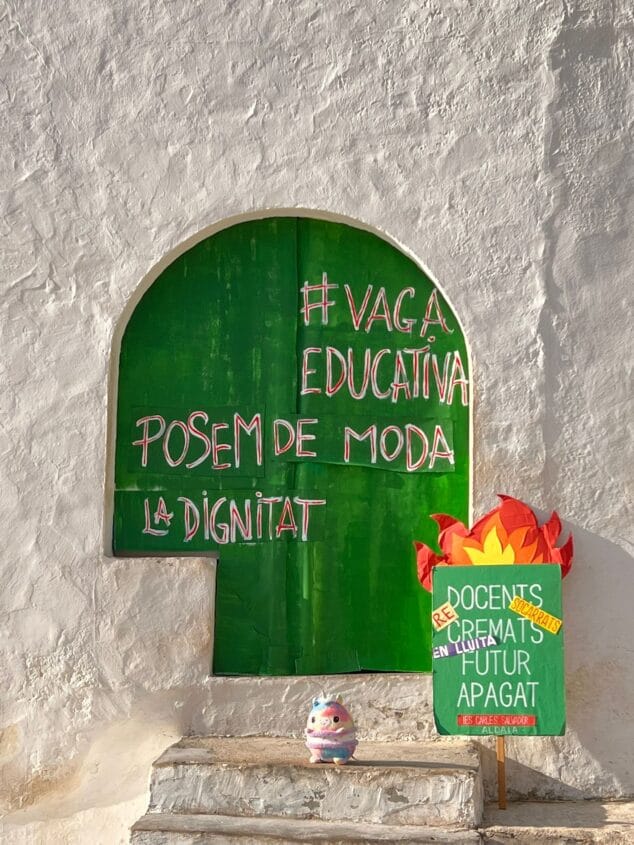 Imagen: La Puerta Azul de la Cala de la Barraca se convierte en verde por la defensa de la educación pública