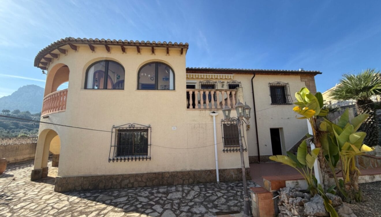 La vivienda se ubica sobre una parcela vallada de 616 m²
