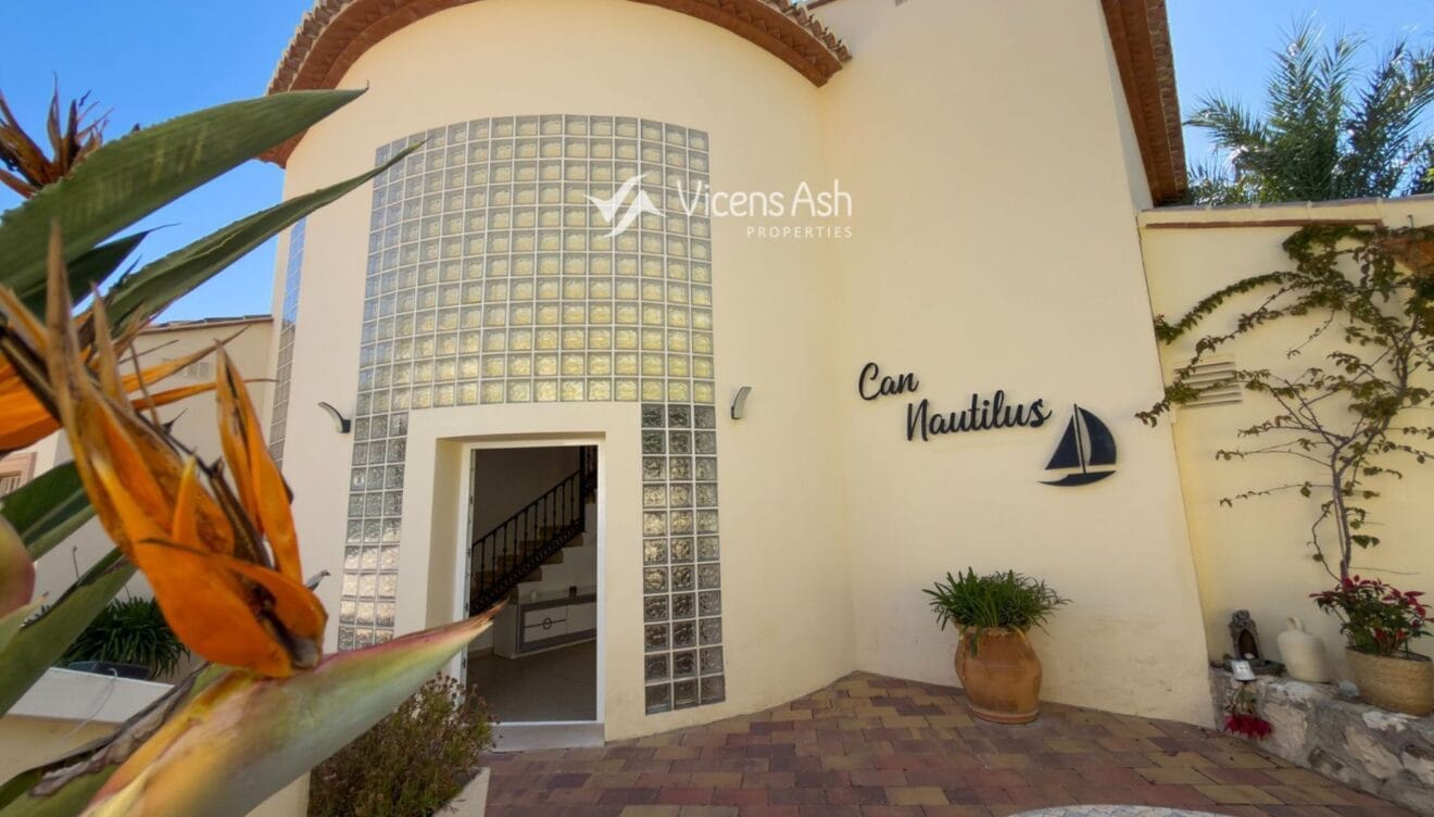 La zona exterior combina comodidad y funcionalidad, con una piscina privada rodeada de amplias terrazas