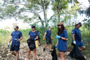 Voluntarios en la limpieza en el cauce del río Gorgos