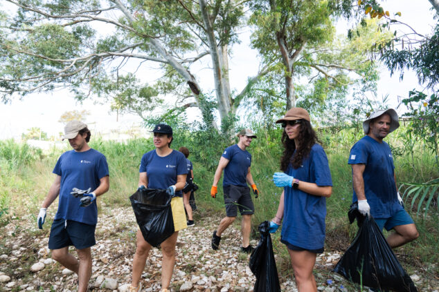 Imagen: Voluntarios en la limpieza en el cauce del río Gorgos
