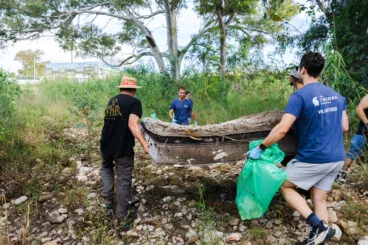 Voluntarios en la limpieza del cauce del río Gorgos