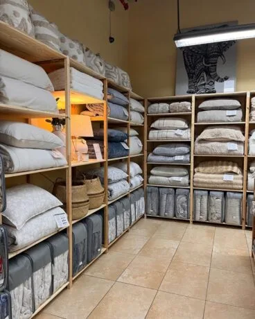 Los ligeros rellenos nórdicos de verano y las clásicas colchas de verano