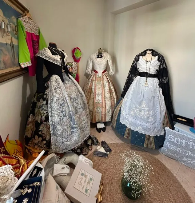Imagen: Los tres trajes de sus familiares que lucirá con honor estas fiestas