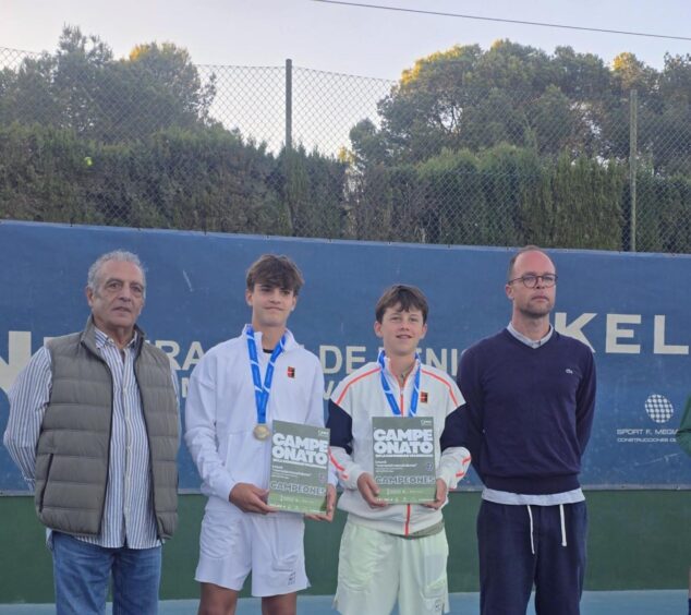 Imagen: Luca y Antoni Ballester en el podio con sus diplomas de campeones de dobles del campeonato infantil de tenis de la Comunidad Valenciana.