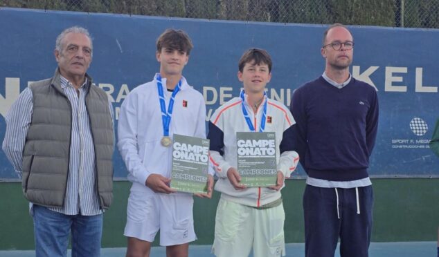 Luca y Antoni Ballester en el podio con sus diplomas de campeones de dobles del campeonato infantil de tenis de la Comunidad Valenciana.