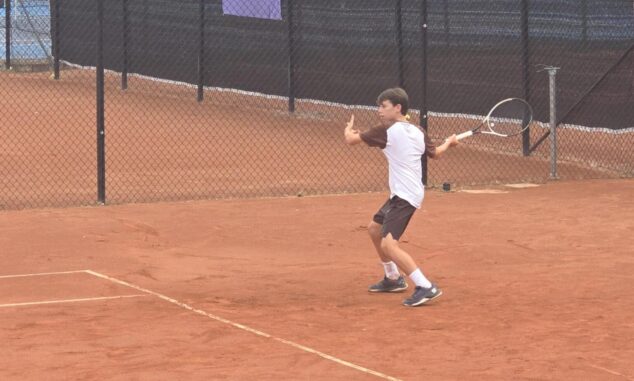 Imagen: Luca Barclay golpeando la pelota de tenis durante un partido en el torneo de Finlandia.