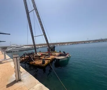 Maquinaria para la instalación del nuevo pantalán en el Club Naútico Jávea