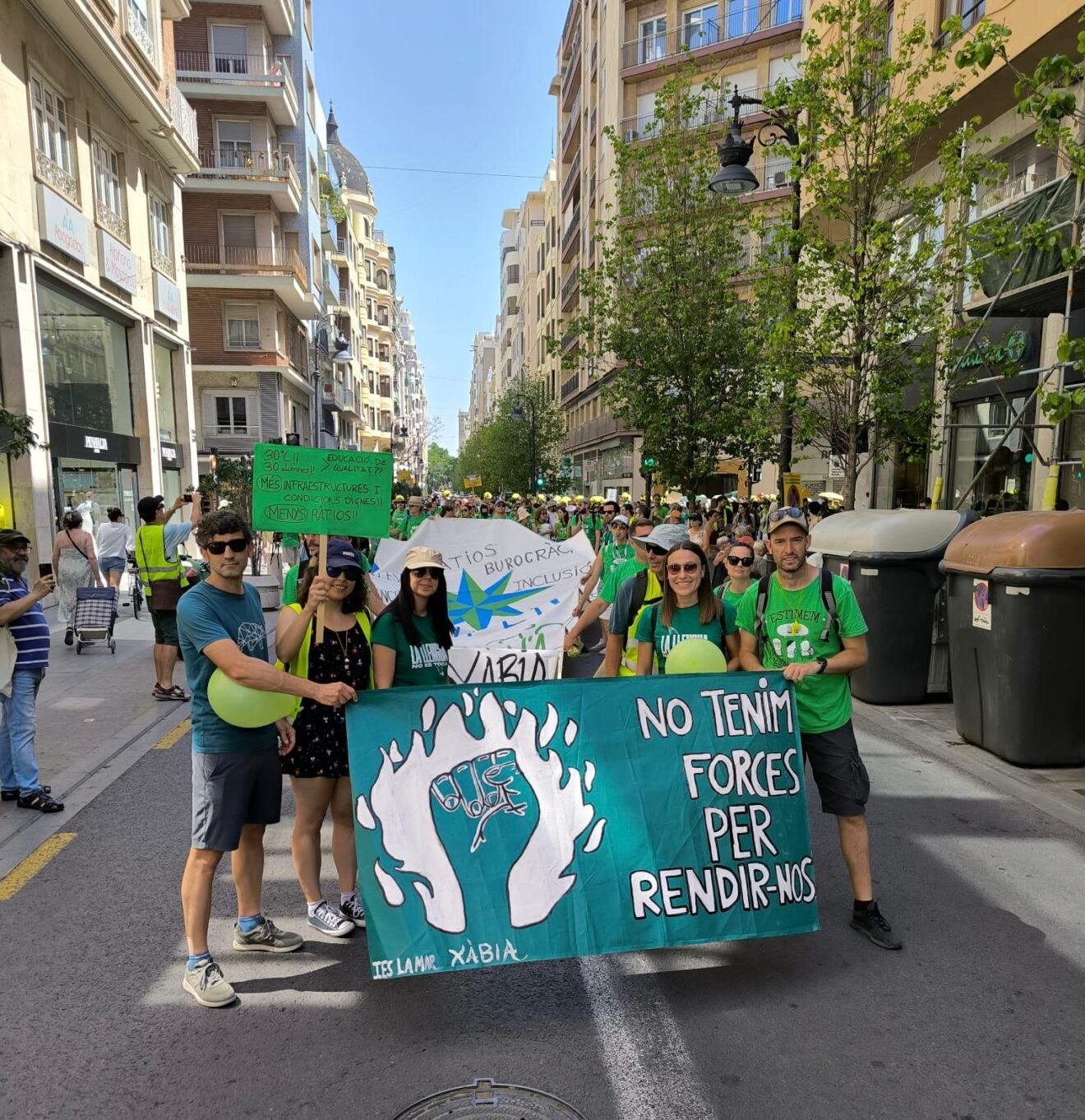 Movilización de docentes de Xàbia en la manifestación de Valencia por la Educación Pública (2)