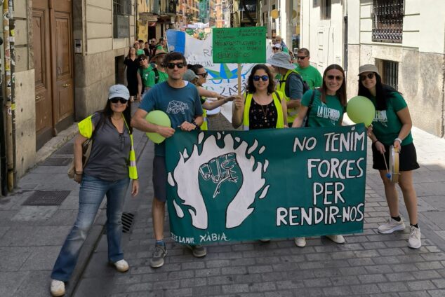 Imagen: Docentes de Xàbia en la manifestación de Valencia por la Educación Pública