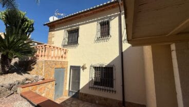 Múltiples zonas descubiertas y porches cubiertos en ambas alturas