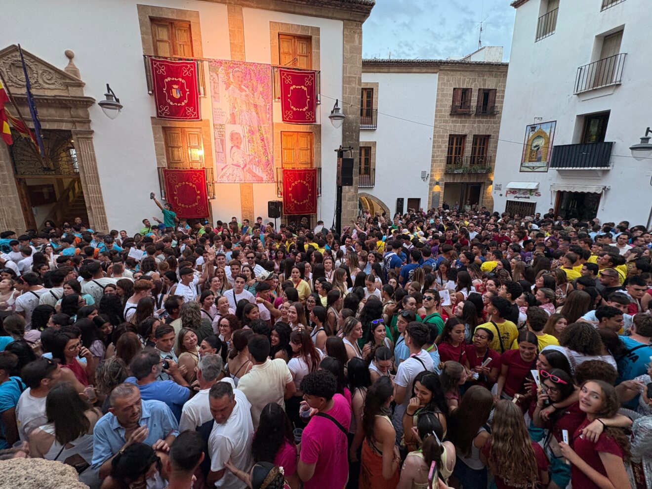 Multitud de peñas y vecinos en el inicio del Pregó de Fogueres Xàbia