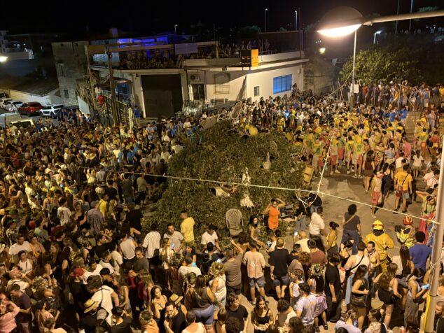 Imagen: Foguera de Trastos Vells en la Nit dels Focs Xàbia 2026