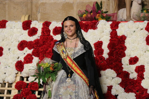 Imagen: Sofía Buigues, reina de Fogueres 2026 en la Ofrenda de flores a Sant Joan
