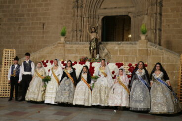 Cargos festeros en la Ofrenda de flores a Sant Joan – Fogueres Xàbia 2026