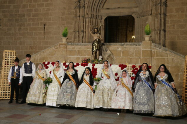 Imagen: Cargos festeros en la Ofrenda de flores a Sant Joan - Fogueres Xàbia 2026
