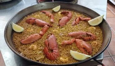 Paella de marisco con bogavante