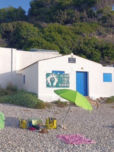 Pancarta colgada en la Cala de la Barraca por la educación pública