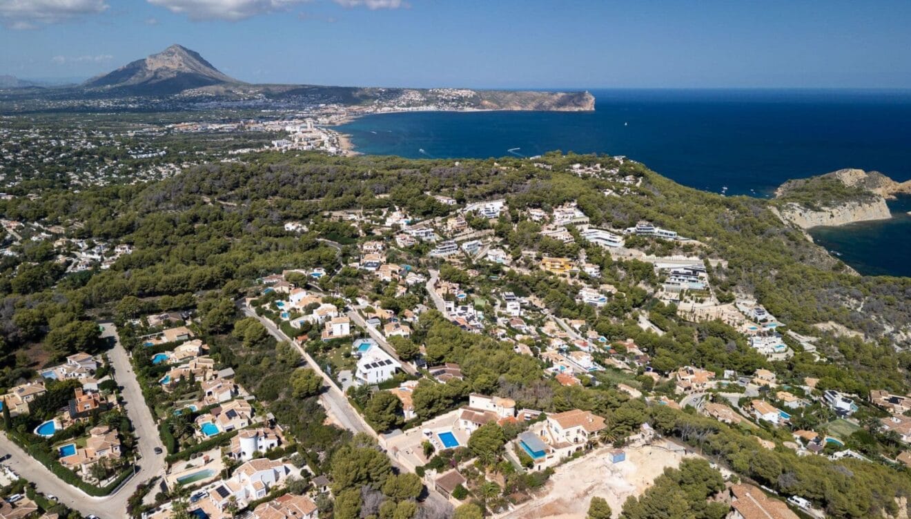 Parcela independiente totalmente vallada con vegetación mediterránea autóctona