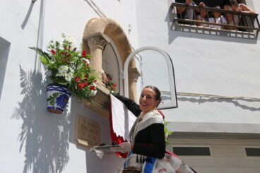 La presidenta de la Quintà deposita los frutos en la hornacina de la calle teulería