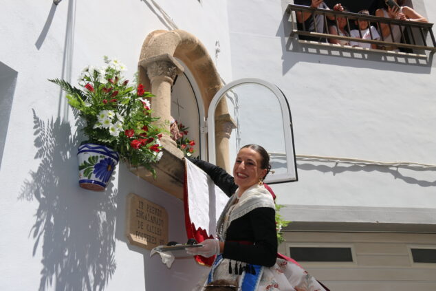 Imagen: La presidenta de la Quintà deposita los frutos en la hornacina de la calle teulería