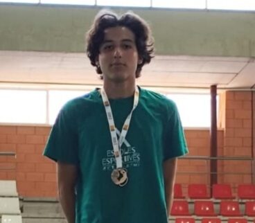Pau Ibañez, campeón autonómico cadete de bádminton, posa en el primer puesto del podio con sus medallas.